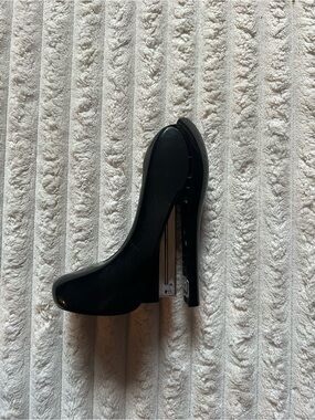 Elegant Black Women's High Heel Stapler - Sleek Desk Accessory